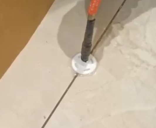曲周瓷砖空鼓维修公司专业解答瓷砖在铺贴过程中，如果没有涂抹均匀到位的粘结材料（如水泥砂浆或瓷砖胶），可能会导致以下问题